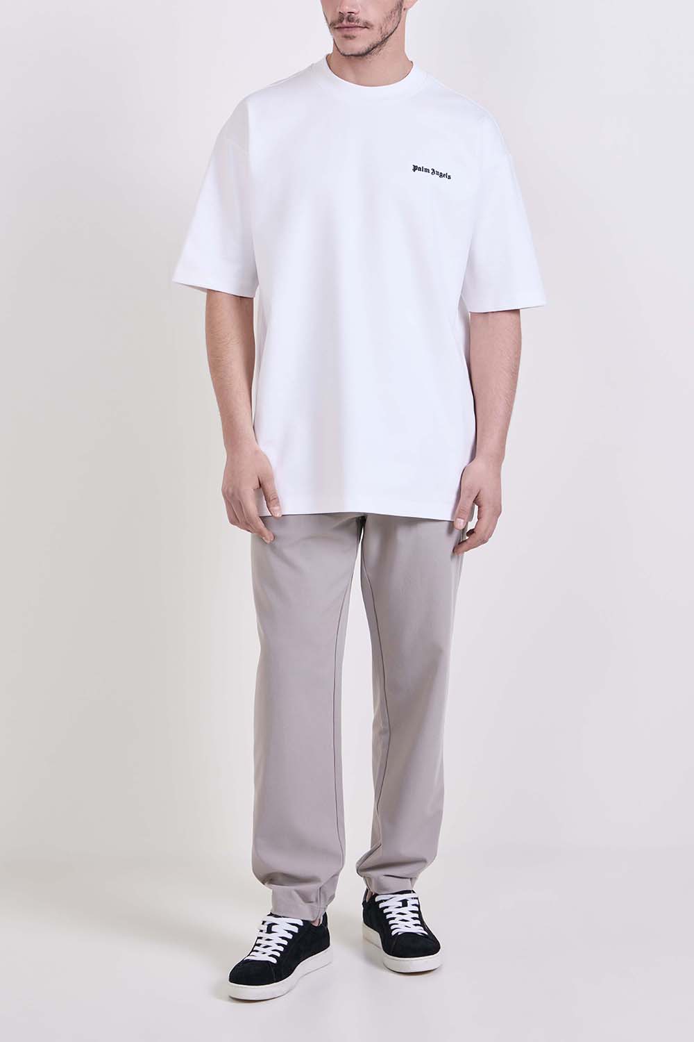 תמונת כל הלוק של חולצת טי בגזרת אוברסייז